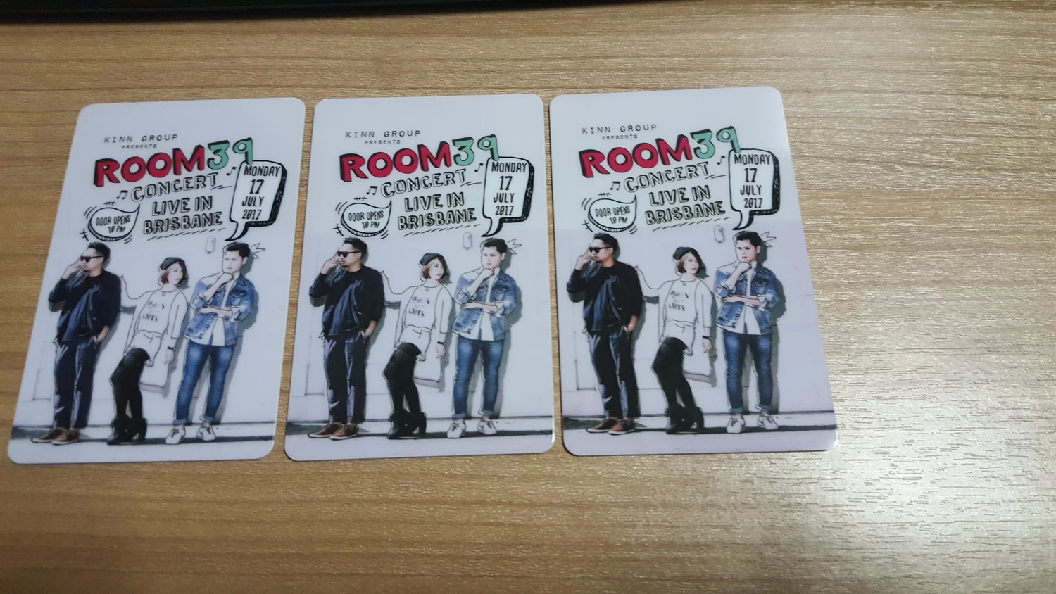 บัตรเข้าชมคอนเสิร์ตพร้อมชื่อศิลปินและที่นั่ง