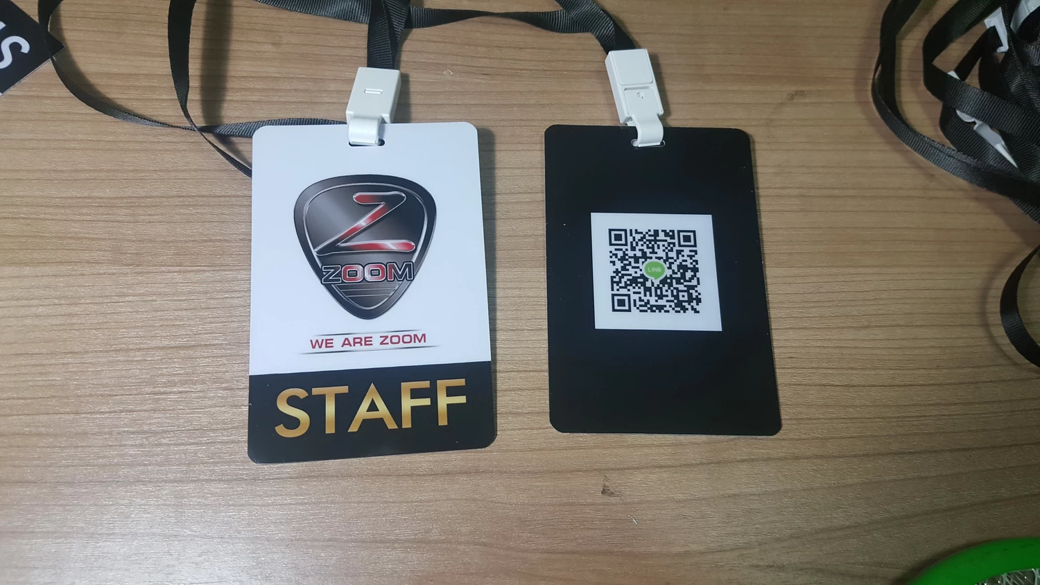 บัตรผ่านงาน Staff พร้อมชื่อ ตำแหน่ง และบาร์โค้ด